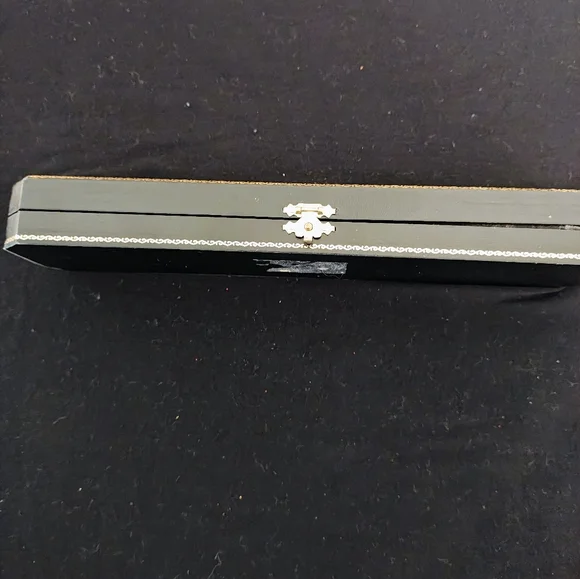 Juicy Couture Elegant Gold Bracelet with Heart Charm - Picture 6 of 6